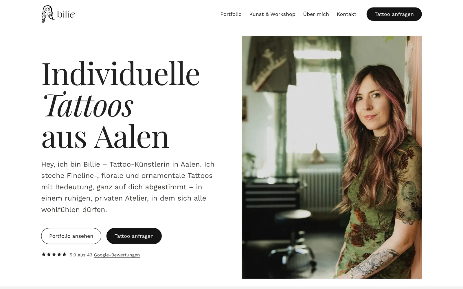 Website von Art/Inked by Billie am Laptop: Überschrift „Individuelle Tattoos aus Aalen“ und ein Foto von Billie im Atelier